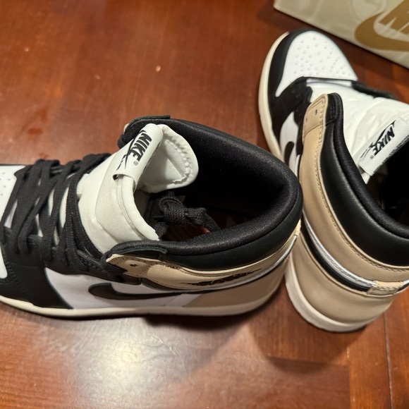 Nike- WMNS AIR JORDAN 1 retro hi og Latte Sz 12 - Picture 4 of 7